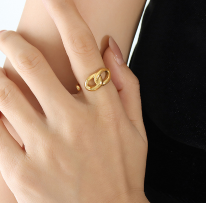 Lustrious Knot Gold Ring