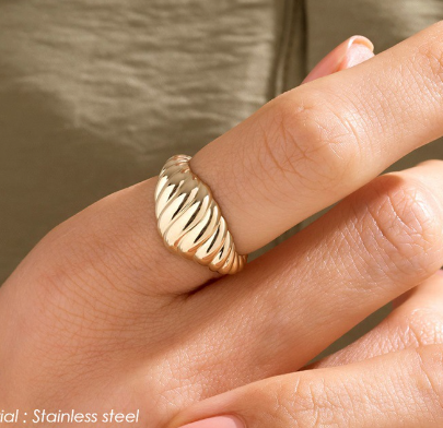 Ylenna Gold Croissant Ring