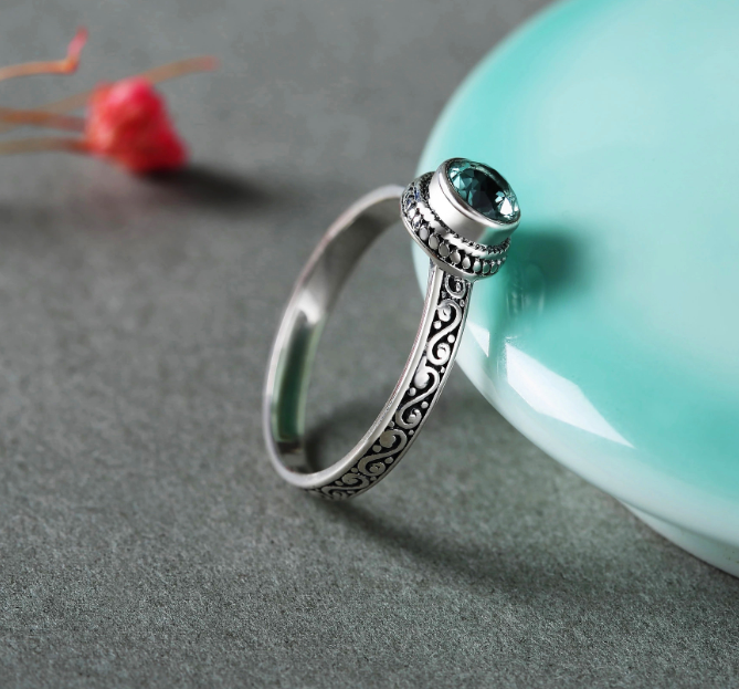 S925 Silver Vintage Ring with Round Green Crystal