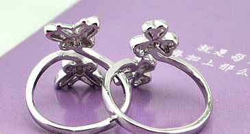 Fashionable Four-Leaf Clover Ring in Platinum Plated Design