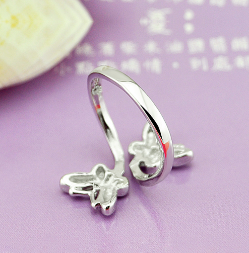Fashionable Four-Leaf Clover Ring in Platinum Plated Design